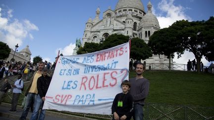 Des militants de l'association svp papa se sont retranch&eacute;s, dimanche 15 septembre 2013, sur la coupole du Sacr&eacute;-C&oelig;ur &agrave; Paris o&ugrave; une centaine de personnes ont manifest&eacute;.&nbsp; (CITIZENSIDE.COM / AFP)