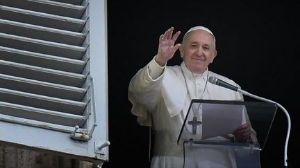 Le pape François devant la place Saint-Pierre au Vatican, le 8 décembre 2020. (ALBERTO PIZZOLI / AFP)