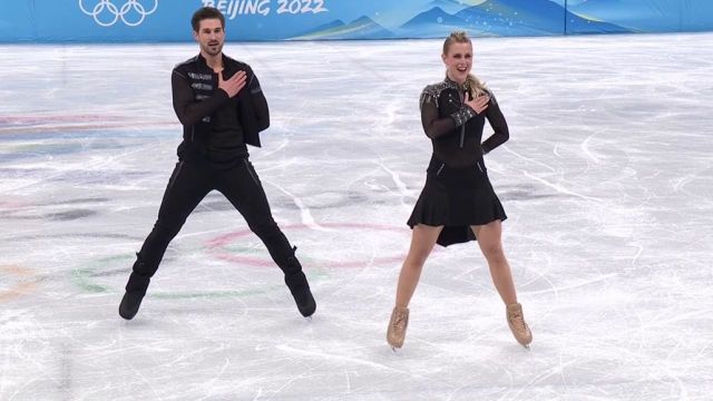 La paire américaine composée de Madison Hubbell et Zachary Donohue a dominé l'épreuve par équipes de danse sur glace, danse rythmique avec un score de 86.56.