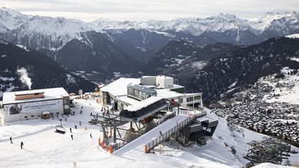 La station de ski de Verbier 4Vallées, située à 1 500 mètres d'altitude, reçoit un million de visiteurs chaque hiver au sud de la Suisse. (ALEXIS SCIARD / MAXPPP)