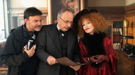 François Ozon, Fabrice Luchini et Isabelle Huppert sur le tournage de "Mon crime" de FRançois Ozon (2023). (Carole Bethuel - 2023 - MANDARIN ET COMPAGNIE - FOZ - GAUMONT - SCOPE PICTURES - FRANCE 2 CINEMA - PLAYTIME PRODUCTION)