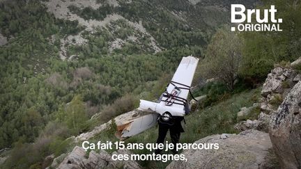 Nettoyer les Pyrénées, c'est l'énorme défi que s'est lancé Jimmy. À pied, il parcourt seul les sommets inaccessibles aux véhicules terrestres et a déjà redescendu près de 2 tonnes de déchets depuis la création de son association Rêves Ô Sommets. Brut l'a suivi.