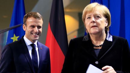 La chancelière Angela Merkel et Emmanuel Macron, à Berlin (Allemagne), le 18 novembre 2018. (ABDULHAMID HOSBAS / ANADOLU AGENCY / AFP)