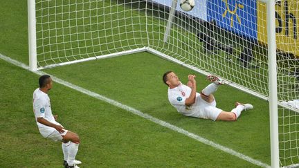 Le d&eacute;fenseur anglais John Terry (&agrave; droite) d&eacute;gage le ballon apr&egrave;s une frappe de l'Ukrainien Marko Devic lors du match de l'Euro 2012 Angleterre-Ukraine, le 19 juin 2012 &agrave; Donetsk. Le but, valable, sera pourtant refus&eacute; par l'arbitre. (SERGEI SUPINSKY / AFP PHOTO)