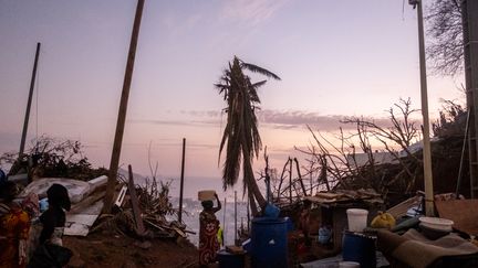 20 décembre 2024. Sur les hauteurs du quartier de la Convalescence, des femmes transportent de l'eau. Le quartier, situé dans les hauteurs de Mamoudzou marque le début du bidonville de Kaweni, le plus grand bidonville d'Europe. L'ile est dévastée depuis le passage du cyclone Chido, il y a une semaine. La population, déjà démunie avant le passage du cyclone, se plaint du manque de secours. (MICHAEL BUNEL / LE PICTORIUM / MAXPPP)