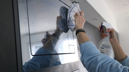 Les employés chargés de l’entretien du domicile, les femmes de ménage, et les gardes d’enfants ont vu leur activité nettement baisser pendant&nbsp;le confinement. Photo d'illustration. (JEAN-FRAN?OIS FREY / MAXPPP)