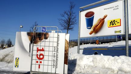 Des panneaux publicitaires concernant des boulettes de viande Ikea sont retir&eacute;s d'un parking de l'enseigne &agrave; Stockholm (Su&egrave;de), le 25 f&eacute;vrier 2013. (JESSICA GOW / SCANPIX / AFP)