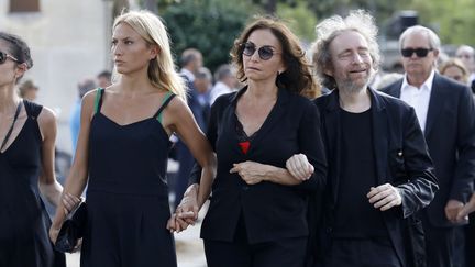 Nathalie Rykiel, entourée de son frère et de ses filles, aux obsèques de sa mère, la créatrice de mode Sonia Rykiel, jeudi 1er septembre 2016.
