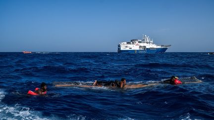 Des réfugiés secourus par une équipe humanitaire de l'ONG Médecins sans frontière, en mer Méditerranée, le 27 juin 2022.&nbsp; (MICHAEL BUNEL / LE PICTORIUM / MAXPPP)