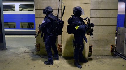 Opération conjointe Raid-BRI-GIGN lors d'une simulation d'attentat à la gare Montparnasse (Paris 14e), le 20 avril 2016.&nbsp; (MIGUEL MEDINA / AFP)