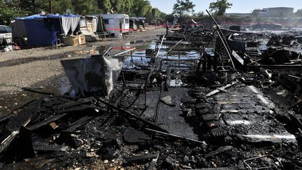 Le camp de Roms de Vaulx-en-Velin (Rh&ocirc;ne), juste apr&egrave;s l'incendie, le 15 ao&ucirc;t 2013. (ROMAIN LAFABREGUE / AFP)