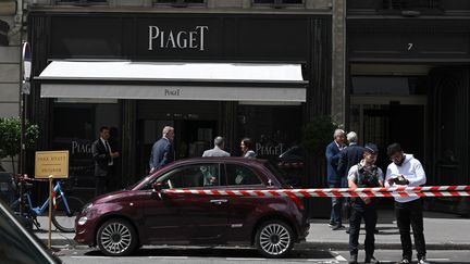 Le braquage a eu lieu rue de la Paix, près de la place Vendôme, à Paris, mardi 1er août. (STEFANO RELLANDINI / AFP)