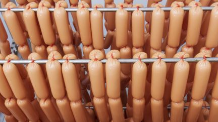 Une vingtaine de producteurs de saucisses ont &eacute;t&eacute; condamn&eacute;s &agrave; 338 millions euros d'amende pour entente sur les prix, en Allemagne. (TOMCH / E+ / GETTY IMAGES)