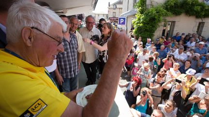 Raymond Poulidor, sur le parcours de la cinquième étape du Tour de France, à Saint-Léonard-de-Noblat, en Haute-Vienne, le 6 juillet 2016. (MATTHIEU DE MARTIGNAC / MAXPPP)