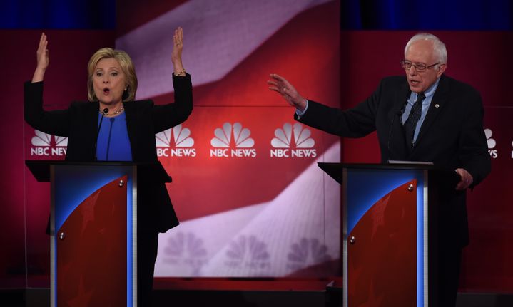 Hillary Clinton et Bernie Sanders, candidats aux primaires démocrates, lors d'un débat télévisé à Charleston (Etats-Unis), le 17 janvier 2016. (TIMOTHY A. CLARY / AFP)