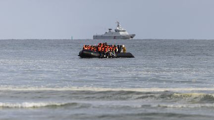 A migrant boat near a beach in Gravelines (North), April 26, 2024. (SAMEER AL-DOUMY / AFP)