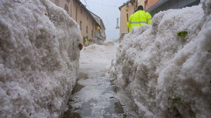 De la grêle dans les rues de Plombières-les-Bains (Vosges), le 29 juin 2021. (MAXPPP)