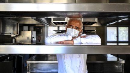 Le chef cuisinier Guy Savoy dans les cuisines de son restaurant, dans l'Hotel de la Monnaie à Paris, le 19 mai 2020 (CHRISTOPHE ARCHAMBAULT / AFP)