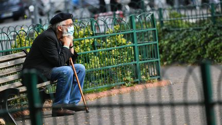 Un homme est assis sur un banc, le 7 septembre 2020, à Lille (Nord). (MAXPPP)