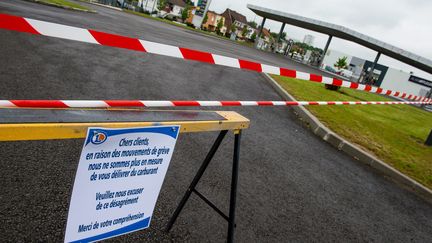 Une station-essence fermée en raison de la pénurie de carburant, à Arras, le 20 mai 2016. (MAXPPP)