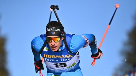 Le biathlète français&nbsp;Quentin Fillon-Maillet, lors de l'épreuve des 20 km individuel au mondiaux de&nbsp;Pokljuka en Slovénie, le 17 février 2021. (JOE KLAMAR / AFP)