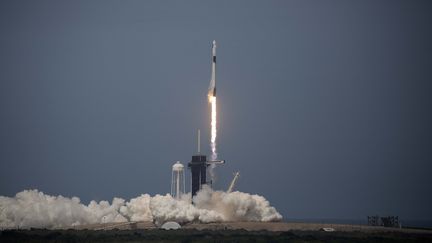 La fusée Falcon-9&nbsp;de la société SpaceX a décollé&nbsp;du centre spatial Kennedy en Floride, le 30 mai 2020. (SAUL MARTINEZ / GETTY IMAGES NORTH AMERICA)