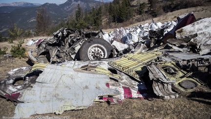 Des d&eacute;bris de l'A320 de la Germanwings, le 13 avril 2015 sur le col de Mariaud, dans les Alpes de Haute-Provence. (YVES MALENFER / MINISTERE DE L'INTERIEUR / AFP)