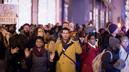 Des manifestants rassembl&eacute;s contre les "brutalit&eacute;s polici&egrave;res" &agrave; Chicago (Etats-Unis), le 5 d&eacute;cembre 2014. (SCOTT OLSON / GETTY IMAGES NORTH AMERICA / AFP)