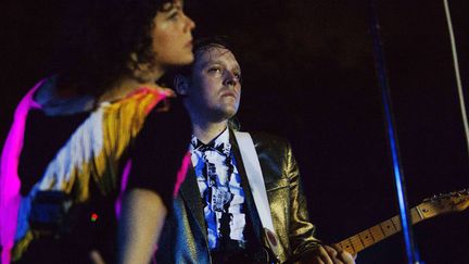 Regine Chassagne et son mari Win Butler, en concert avec Arcade Fire -rebaptisé pour l'occasion Reflektors- au Centre culturel Little Haiti de Miami, en Floride (24 octobre 2013)
 (Eric Kayne / AP / Sipa)