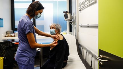 Une infirmière vaccine une soignante de plus de 50 ans à l'hôpital de l'Hotel-Dieu à Paris, le 2 janvier 2021. (SAMEER AL-DOUMY / AFP)