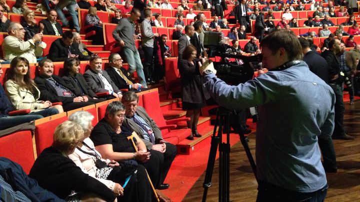 Un journaliste russe de la t&eacute;l&eacute;vision Tsargrad TV filme le public du Congr&egrave;s du Front national &agrave; Lyon (Rh&ocirc;ne), le 30 novembre 2014. (ARIANE NICOLAS / FRANCETV INFO)