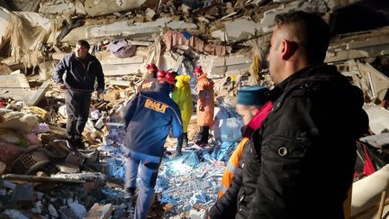 Les travaux de secouristes sur les ruines d'un hôpital, à Antioche (Turquie). (MARIE PIERRE VEROT / RADIOFRANCE / FRANCEINFO)