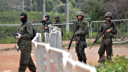 Des soldats déployés autour de la prison de&nbsp;Parnamirim (Brésil), le 10 février 2017.&nbsp; (MAGNUS NASCIMENTO / TRIBUNA DO NORTE/ESTADAO CONTEUD / AFP)