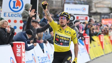 Primoz Roglic célèbre sa victoire sur la 7e étape de Paris-Nice, au sommet du col de Turini, le 12 mars 2022. (DAVID STOCKMAN / BELGA MAG / AFP)