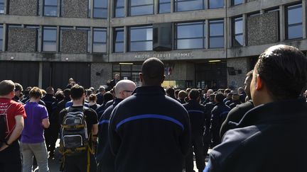 Des surveillants manifestent à l'entrée de la prison de Fleury-Mérogis (Essonne), le 7 avril 2017. (BERTRAND GUAY / AFP)