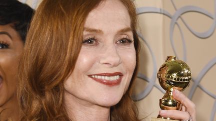 Isabelle Huppert&nbsp;brandit sa statuelle de la meilleure actrice lors de la cérémonie&nbsp;des Golden Globes, le 8 janvier 2017, à Beverly Hills, en Californie (Etats-Unis). (JOSHUA BLANCHARD / GETTY IMAGES NORTH AMERICA / AFP)