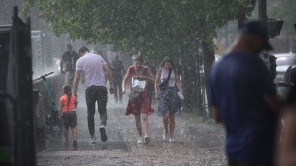 Un orage à Paris, le 17 juin 2023. (OLIVIER ARANDEL / MAXPPP)