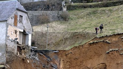 Pr&egrave;s du hameau d'Aranou, sur la commune de Gazost (Hautes-Pyr&eacute;n&eacute;es), le glissement de terrain du 27 f&eacute;vrier 2015 a emport&eacute; la route et une habitation.&nbsp; (LAURENT DARD / AFP)