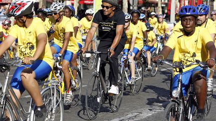 Yannick Noah &agrave; v&eacute;lo sur les Champs-Elys&eacute;es, c'est arriv&eacute;e en 2012 et c'&eacute;tait bien apr&egrave;s que le dernier coureur a franchi la ligne. (CHARLES PLATIAU / REUTERS)