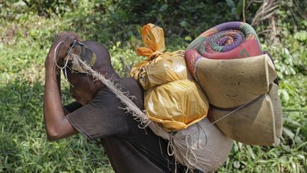 Depuis les mines artisanales (ici &agrave; Walikal&eacute;, le 17 septembre 2010), les minerais sont souvent achemin&eacute;s &agrave; dos d'hommes. L'est du Congo regorge de ces mati&egrave;res premi&egrave;res qui entrent dans la composition de t&eacute;l&eacute;phones portables et d'ordinateurs. (SCHALK VAN ZUYDAM / AP / SIPA)