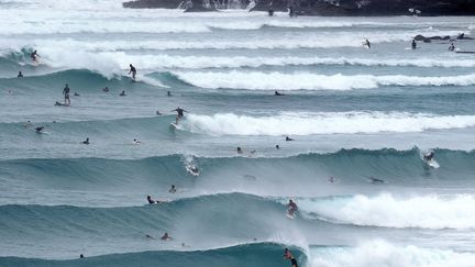 Des surfers profitent de la houle provoqu&eacute;es par le passage du cyclone tropical Marcia &agrave; Snapper Rocks (Australie), le 20 f&eacute;vrier 2014. (MAXPPP)