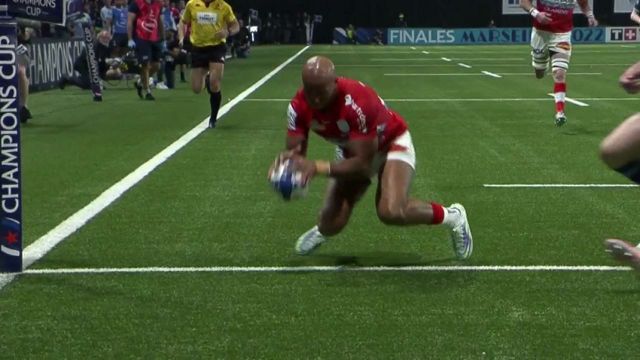 Incroyable numéro de funambule de Teddy Thomas ! L'ailier réussit à éviter la touche pour aplatir et remet son équipe devant. Nolann Le Garrec est impeccable en coin pour transformer : ça fait 13-10 pour le Racing 92.