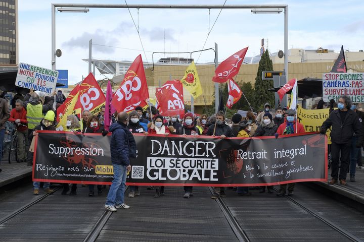 Des manifestants à&nbsp;Montpellier le 12 décembre 2020 contre la proposition de loi sur la "sécurité globale". (GIACOMO ITALIANO / HANS LUCAS / AFP)