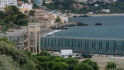 La frontière entre le Maroc et l'Espagne, à Ceuta, le 20 mai 2021. (DIEGO RADAMES / ANADOLU AGENCY / AFP)