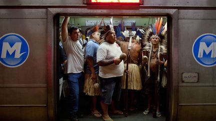 Des indig&egrave;nes prennent le m&eacute;tro pour se rendre au Sommet des peuples &agrave; Rio de Janeiro (Br&eacute;sil), le 20 juin 2012. (FELIPE DANA / AP / SIPA)