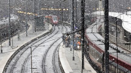 Les voies ferrées enneigées à la gare du Nord, à Paris, le 21 novembre 2024. (JOEL SAGET / AFP)