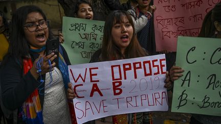 Des manifestants crient des slogans contre le projet de loi sur la citoyenneté 2019 (CAB) du gouvernement, à New Delhi le 11 décembre 2019. (MONEY SHARMA / AFP)