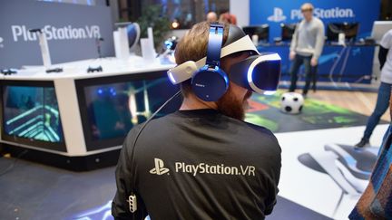 Un joueur essaie un casque de réalité virtuelle VR PlayStation à New York, le 12 octobre 2016. (NOAM GALAI / GETTY IMAGES NORTH AMERICA)