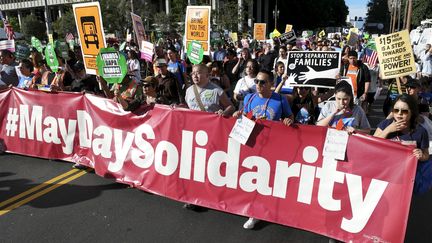 A Los Angeles, des&nbsp;manifestants participent au "Labor Day", la fête des ouvriers, en mai 2016.&nbsp; (JONATHAN ALCORN / REUTERS)