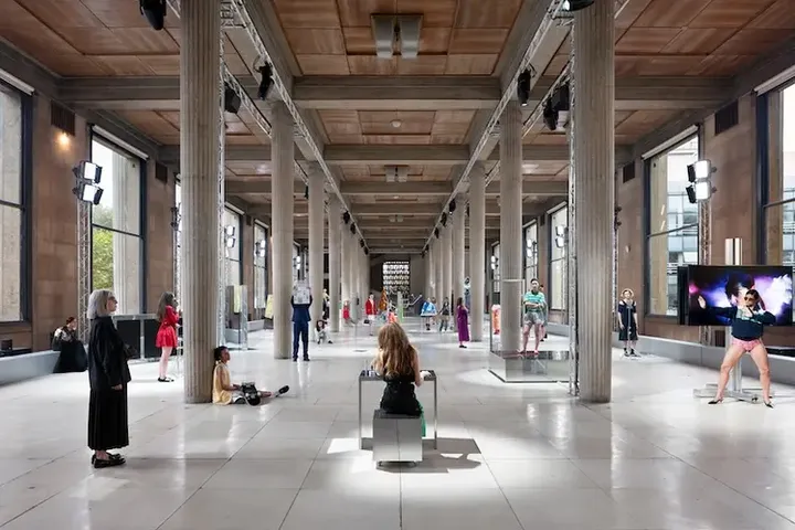 Projection et performance au palais d'Iena "Tales and Tellers" lors d'Art Basel Paris. (COURTESY MIU MIU T / SPACE STUDIO)